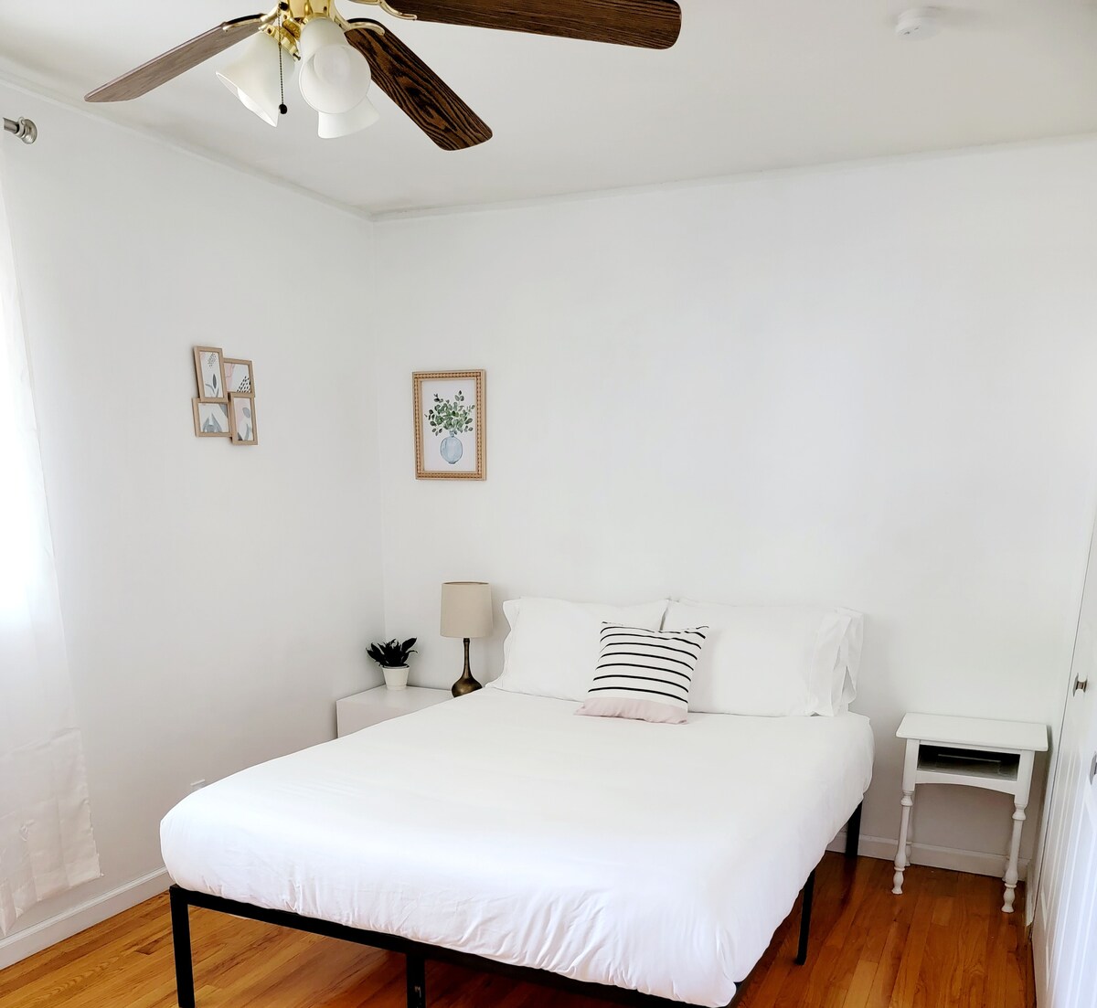 חדר 1, קומה ראשית, מיטת קווין סייז.