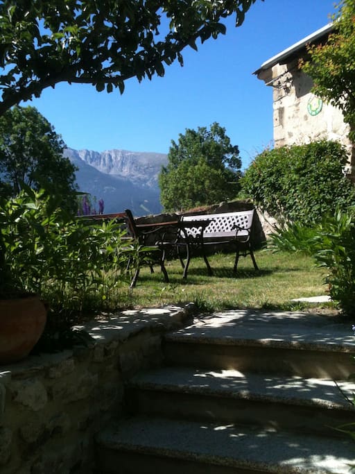 Son jardin de curé face au panoramique des montagnes !