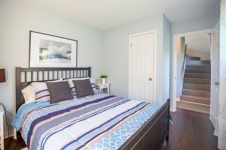 Chambre au rez-de-chaussée avec un lit queen size