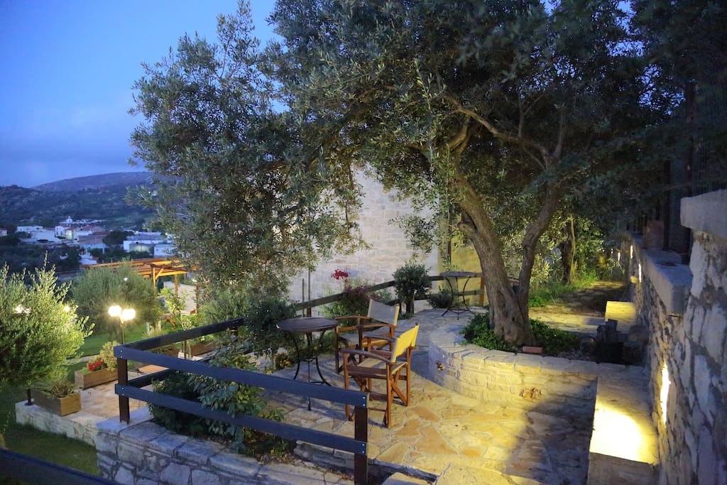 Καθιστικό στο κήπο.