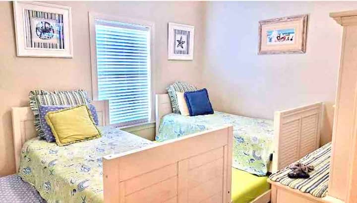 K dispozícii sú dve samostatné postele a obe majú výsuvné kolieska, ale je ťažké manévrovať v miestnosti s oboma nastaveniami, takže inzerujem jednu. Ak budete používať dve, dajte nám vedieť, aby sme Vám počas pobytu mohli pripraviť obe. 