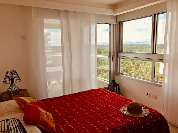 спална соба со исклучителен поглед