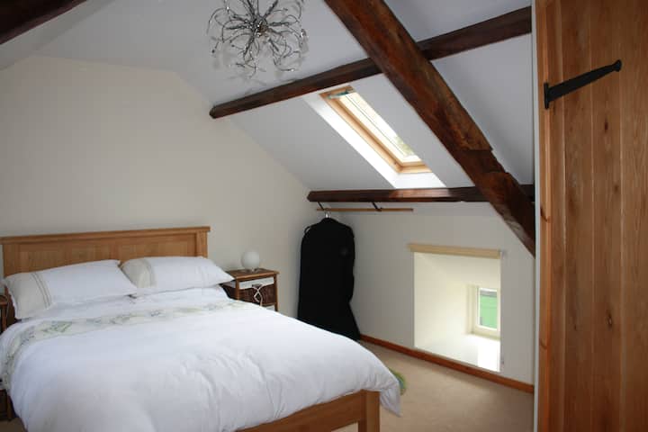 מיטה זוגית  עם שירותים ומקלחת צמודים. 