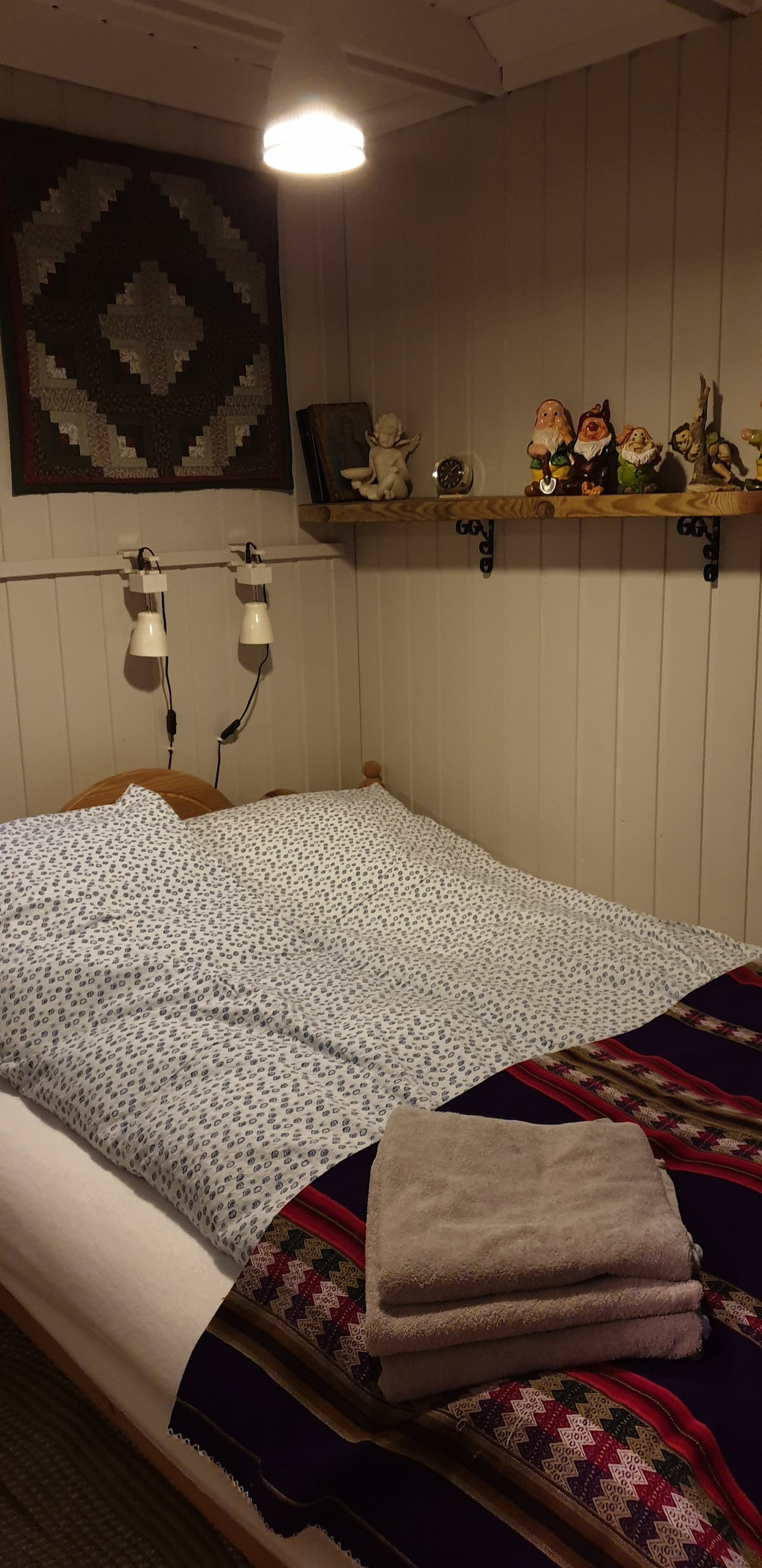 Double bed in the bedroom, 140 x 200 cm