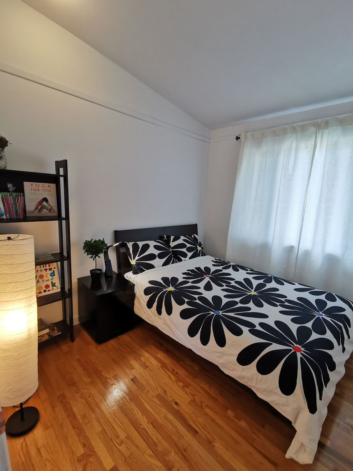 Spavaća soba 3  (bračni krevet, knjige za djecu, ormar, radno mjesto, pogled na mirnu ulicu)