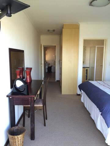 2 Bedroom ground floor apartment, close to beach. gallery image 5