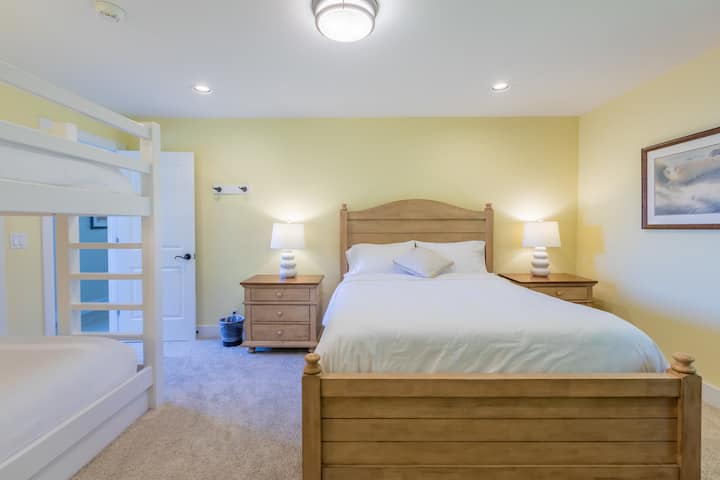 מיטת קווין. מיטת תינוק מובנית בגודל XL. 