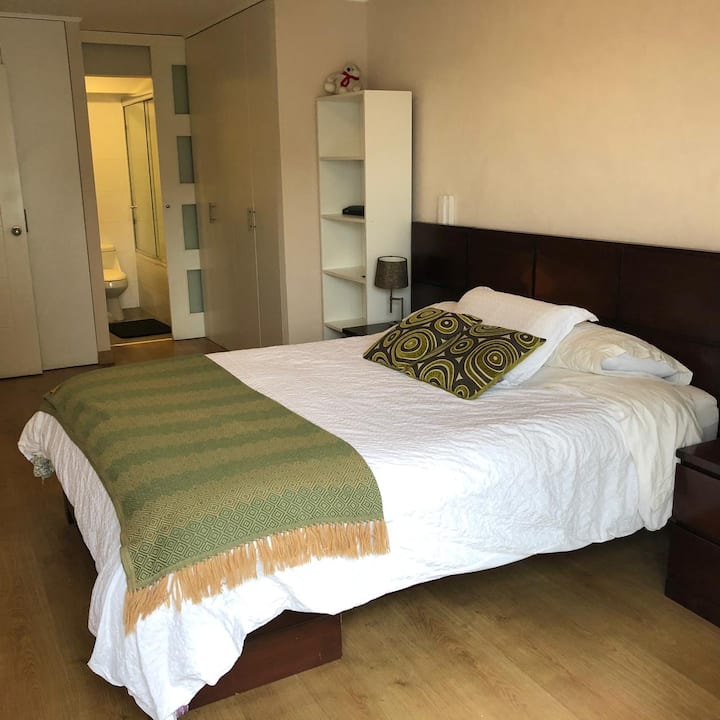 Главна спалня със самостоятелна баня 