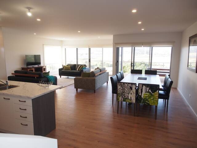 Island View House, perfect family home gallery image 4