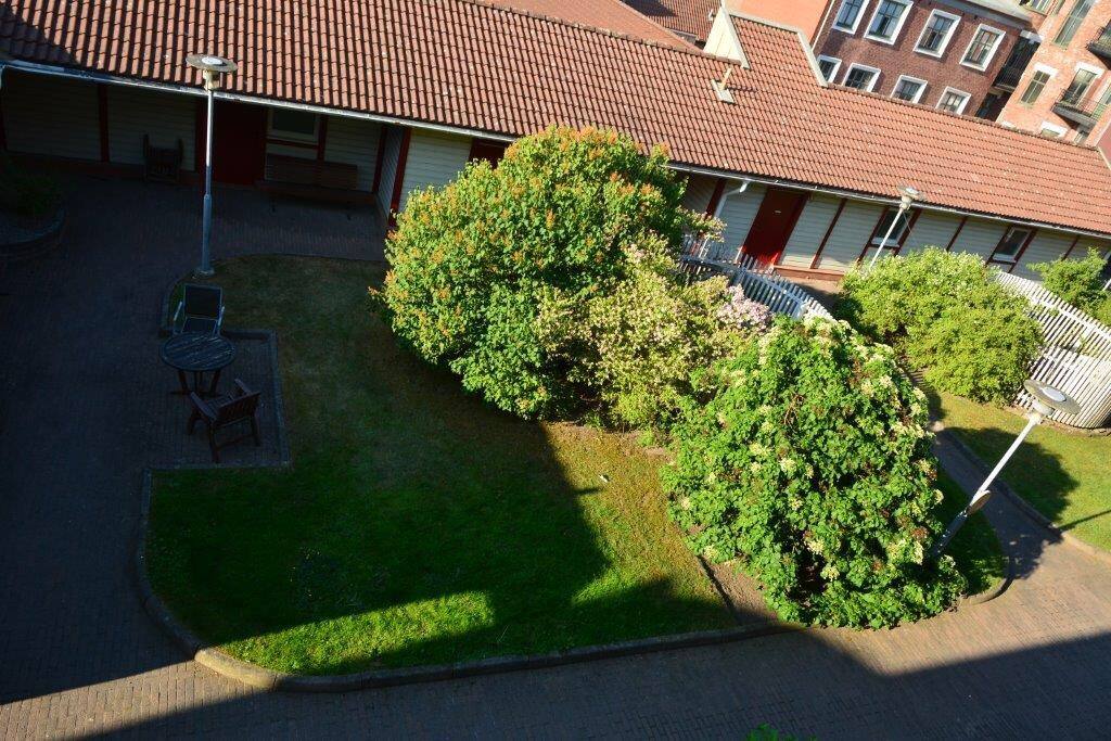 Innergården, två våningar ner.