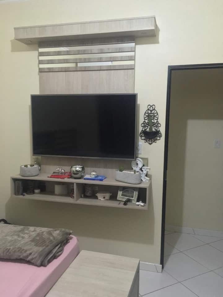 TV SMART 55` COM YOUTUBE E NETFLIX
KITANDA KIZURI SANA CHA KITANDA
CHA KIYOYOZI
