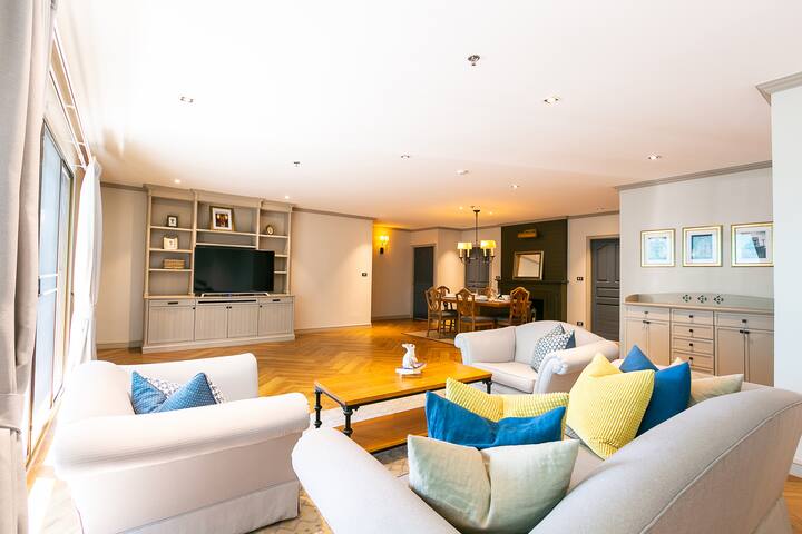 Huge Living & Bedroom with Bathtub | Rooftop Pool gallery image 2