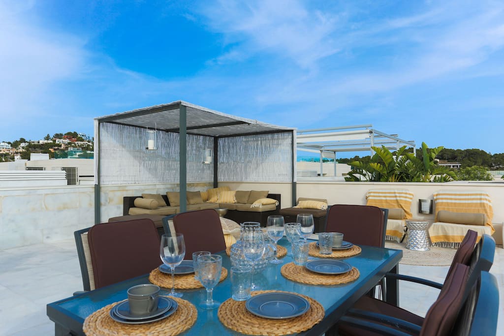 Roof terrace with comfortable seating, dining table and BBQ
