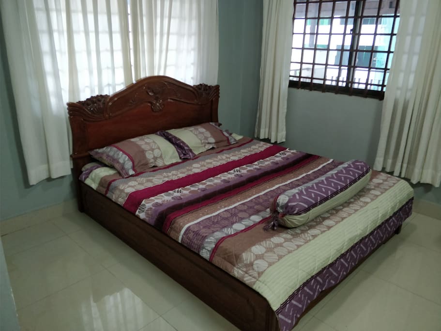 Bedroom 1 (Access to balcony)