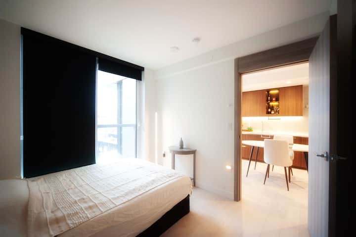 Chumba cha kulala kilicho na kitanda cha ukubwa wa malkia na skrini za kuzuia mwanga