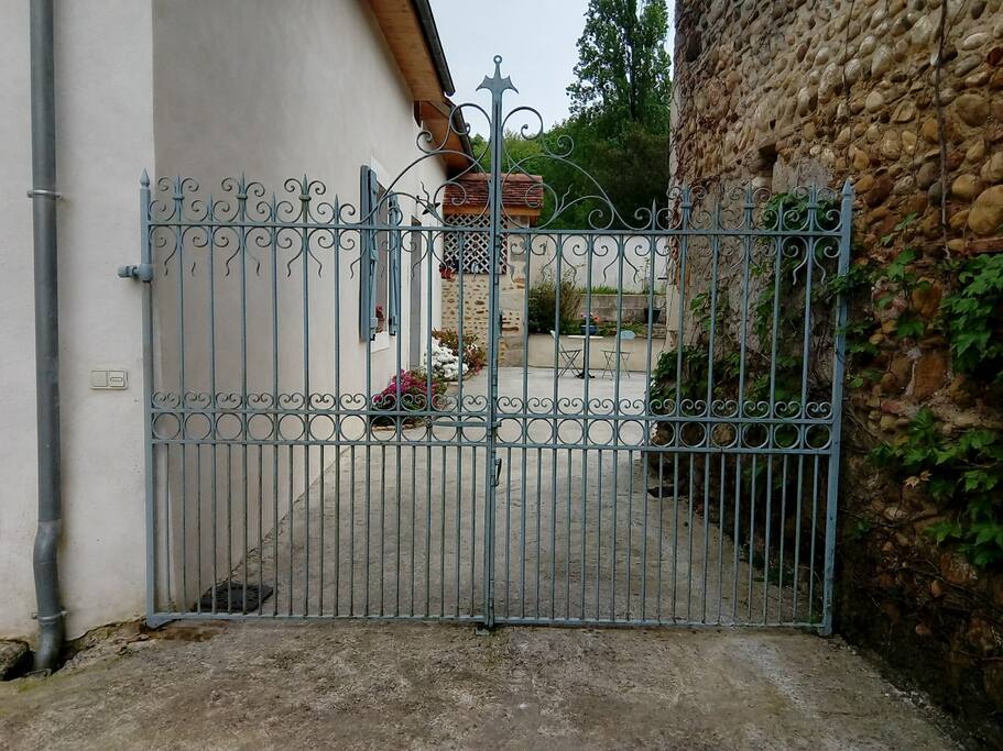 A l'entrée de la propriété