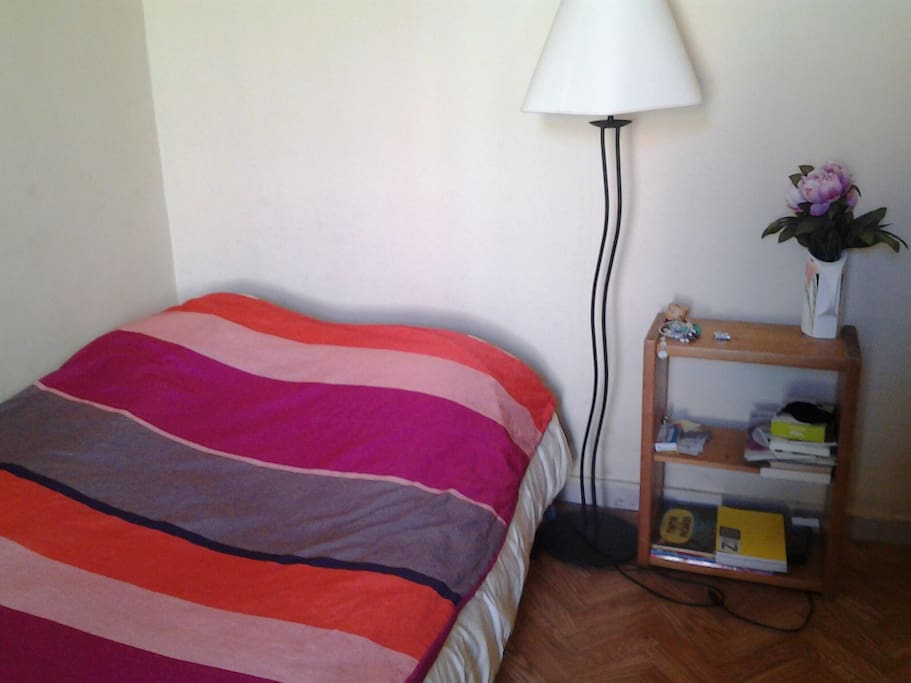 Un lit double ccnfortable, un lieu où se sentir bien !