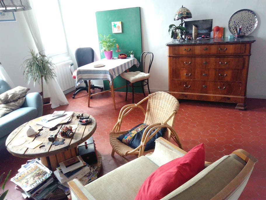 Séjour avec table pour deux à quatre personnes.