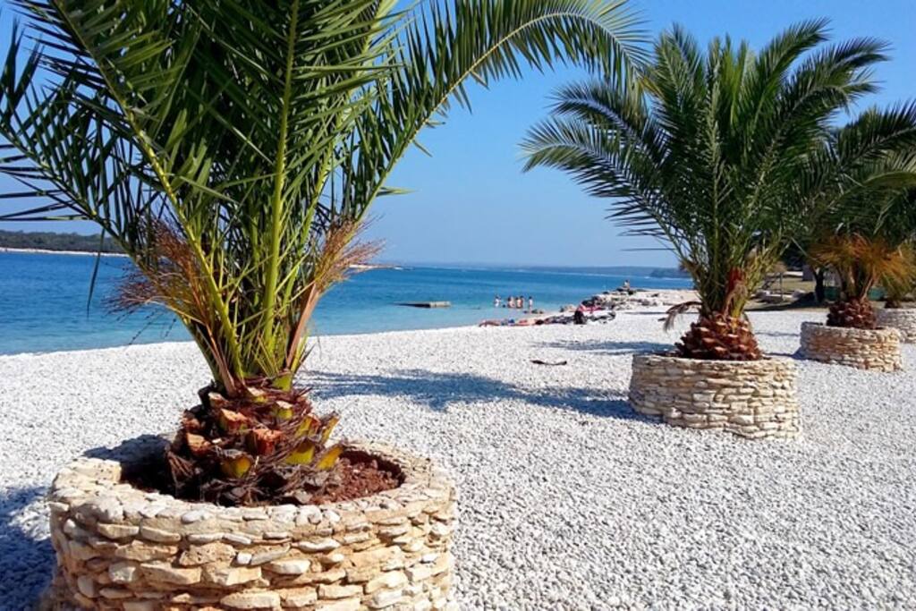 This beach is 10-15 min walk from the house, it has few coffee bars and few places to eat, a shop, bakery, newsstand and ice cream. You can hire a peddler from here and go and explore islands!