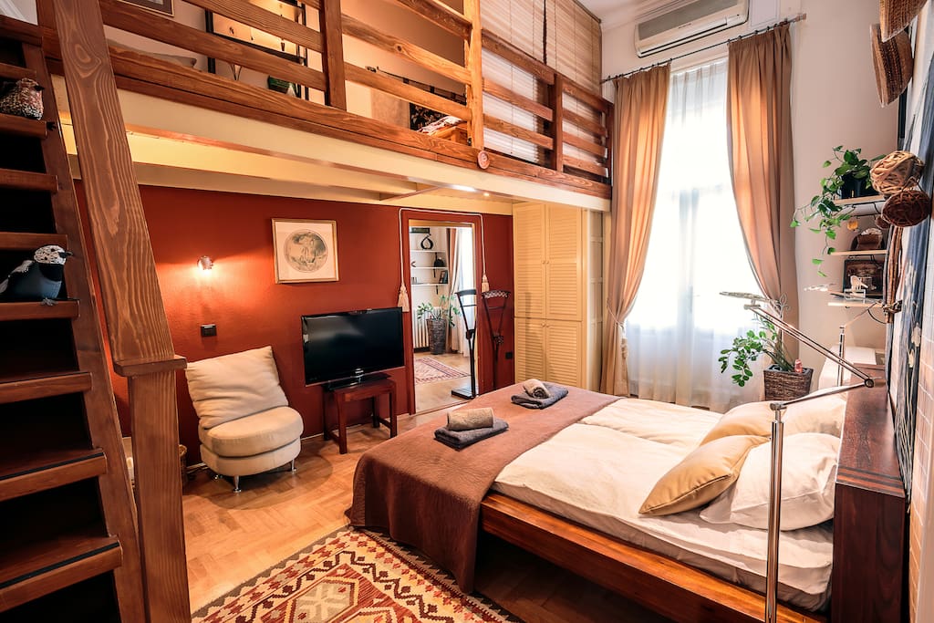 Large bedroom, with open gallery and balconette