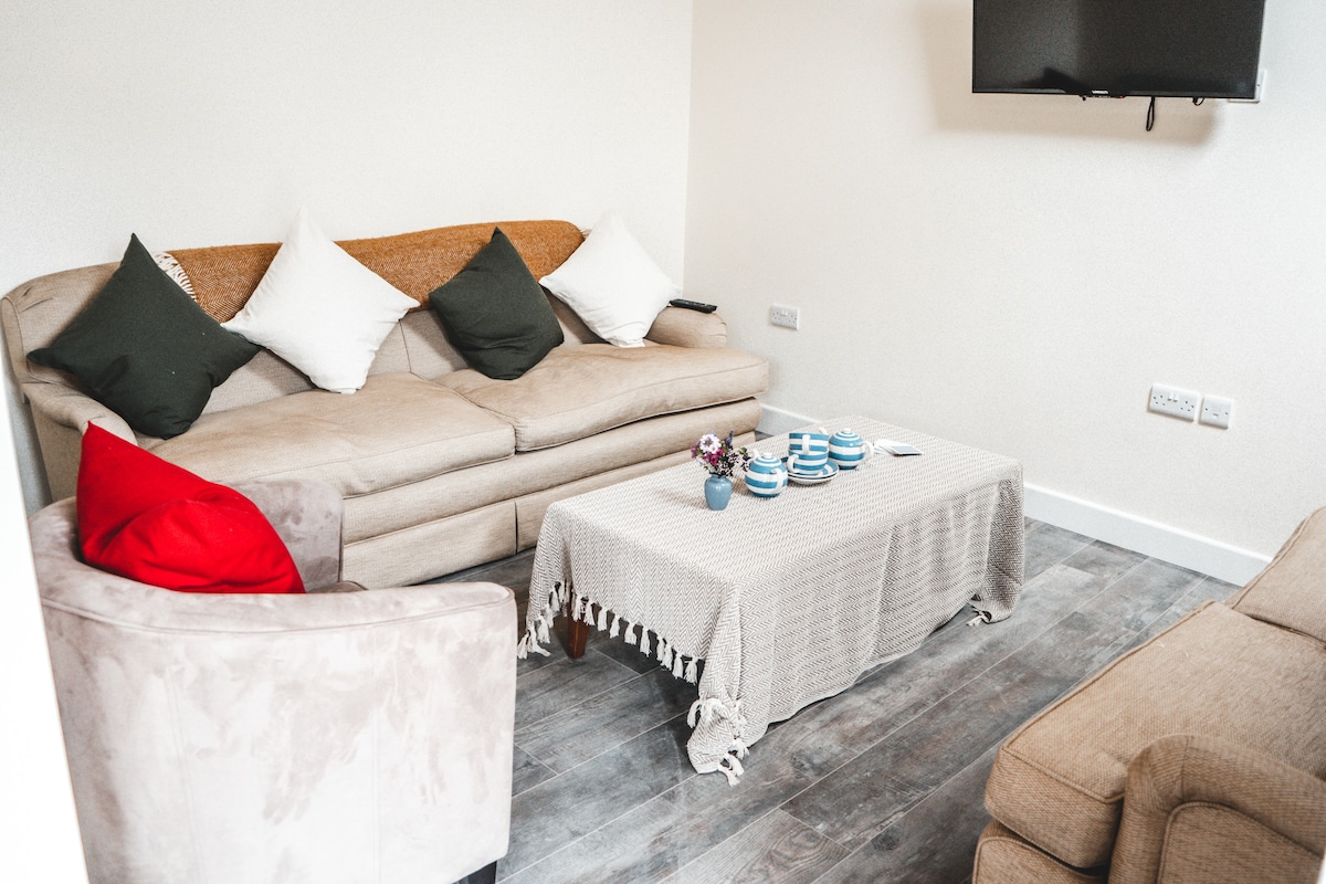 Бајре има удобен кауч на спуштање.