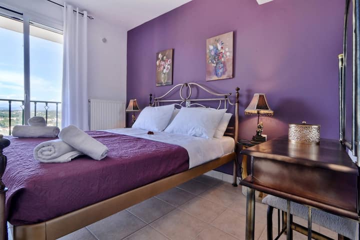 Спална соба со брачен кревет, огромна гардероба и одличен поглед.
Спална соба со брачен кревет, огромен плакар и одличен поглед.