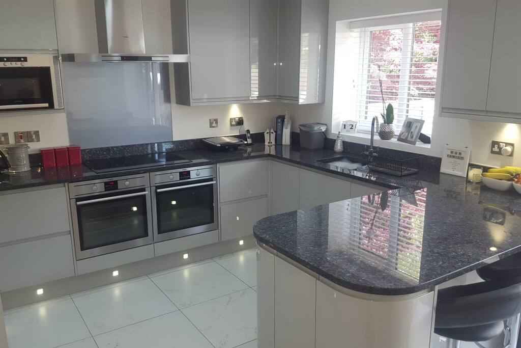 Kitchen & Breakfast Bar
