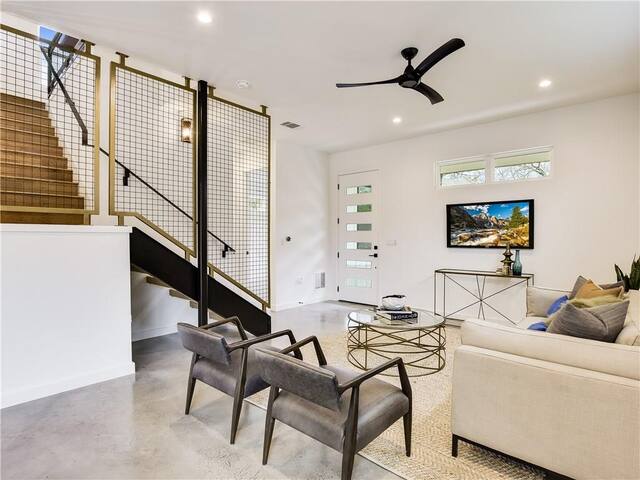 Modern WALKABLE Central Austin FREE PARKING trail gallery image 4