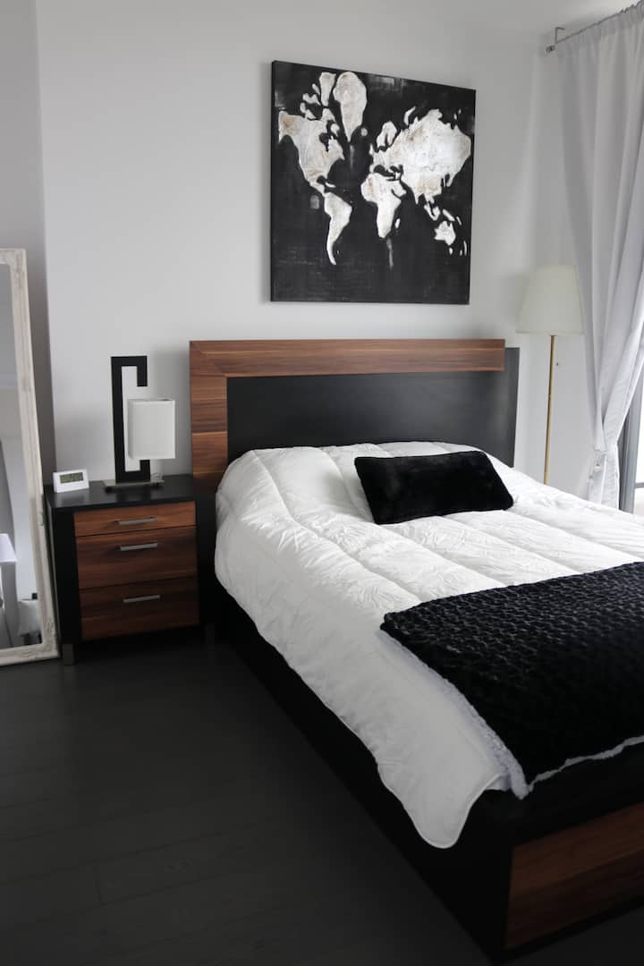 בחדר השינה הראשי יש מיטת קווין סייז.