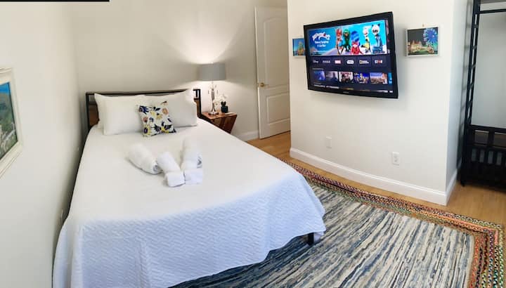 Chambre Queen brésilienne au 2e étage sur l'aile est. Mountain Forest View, vue partielle sur la fontaine, rideaux occultants, organisateur de placards, télévision connectée avec HBO Max, Disney+, Netflix, Hulu et haut-parleur intelligent. Alarme de fumée et de monoxyde de carbone.