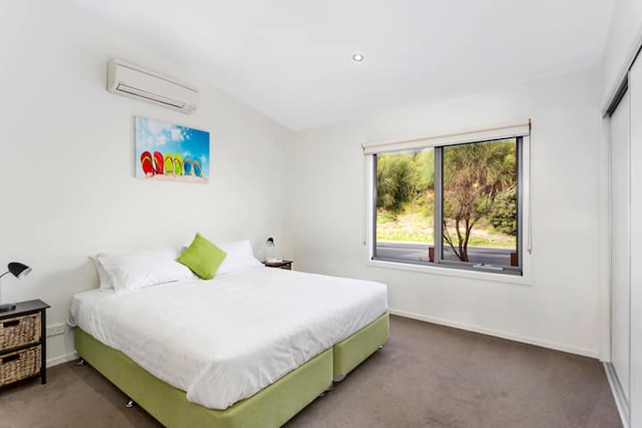 Dormitorio principal (a nivel de la calle, cama tamaño king o dos camas individuales)