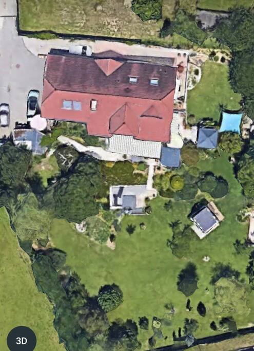 vue aérienne de la propriété, la cour parking, le jardin...