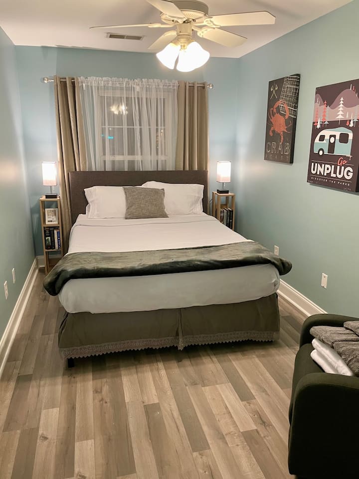 第二间客房还配有一张标准双人床和一把按摩椅。