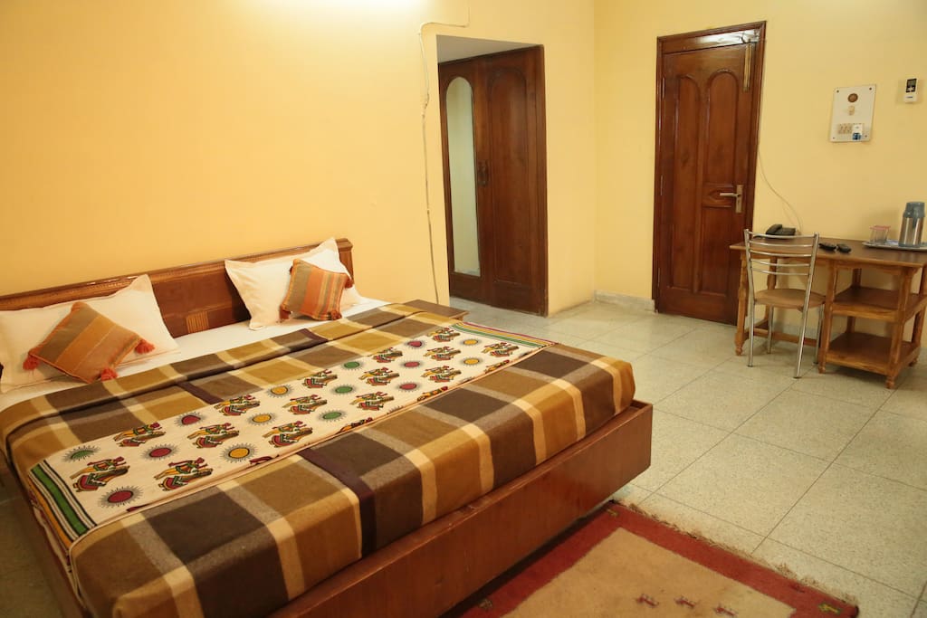 ROOM 1