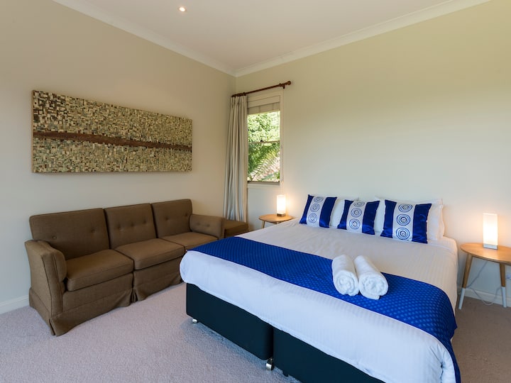 Dormitorio principal de la casa Dantosa. Las obras de arte en toda la casa son principalmente de artistas locales de las Montañas Azules, como el talentoso Scott Baker.