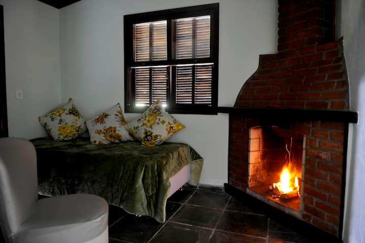 ห้องนอน 2 เป็นห้องนั่งเล่น/ห้องนอน เตาผิงนำช่วงเวลาที่ไม่เหมือนใครและโรแมนติกในฤดูหนาว เราอยู่ถัดจากร้านไวน์ที่ดีที่สุดในภูมิภาค เรามีแก้วสำหรับคืนที่น่าทึ่งสำหรับคนพิเศษ! มาร์ชเมลโลว์ในเตาผิง