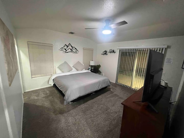 Une chambre principale avec télévision, accès à la cour, placard / salle de bain,

matelas King size