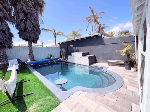 Luxe Family Beach Retreat-Pool, Sauna & Play Gym!