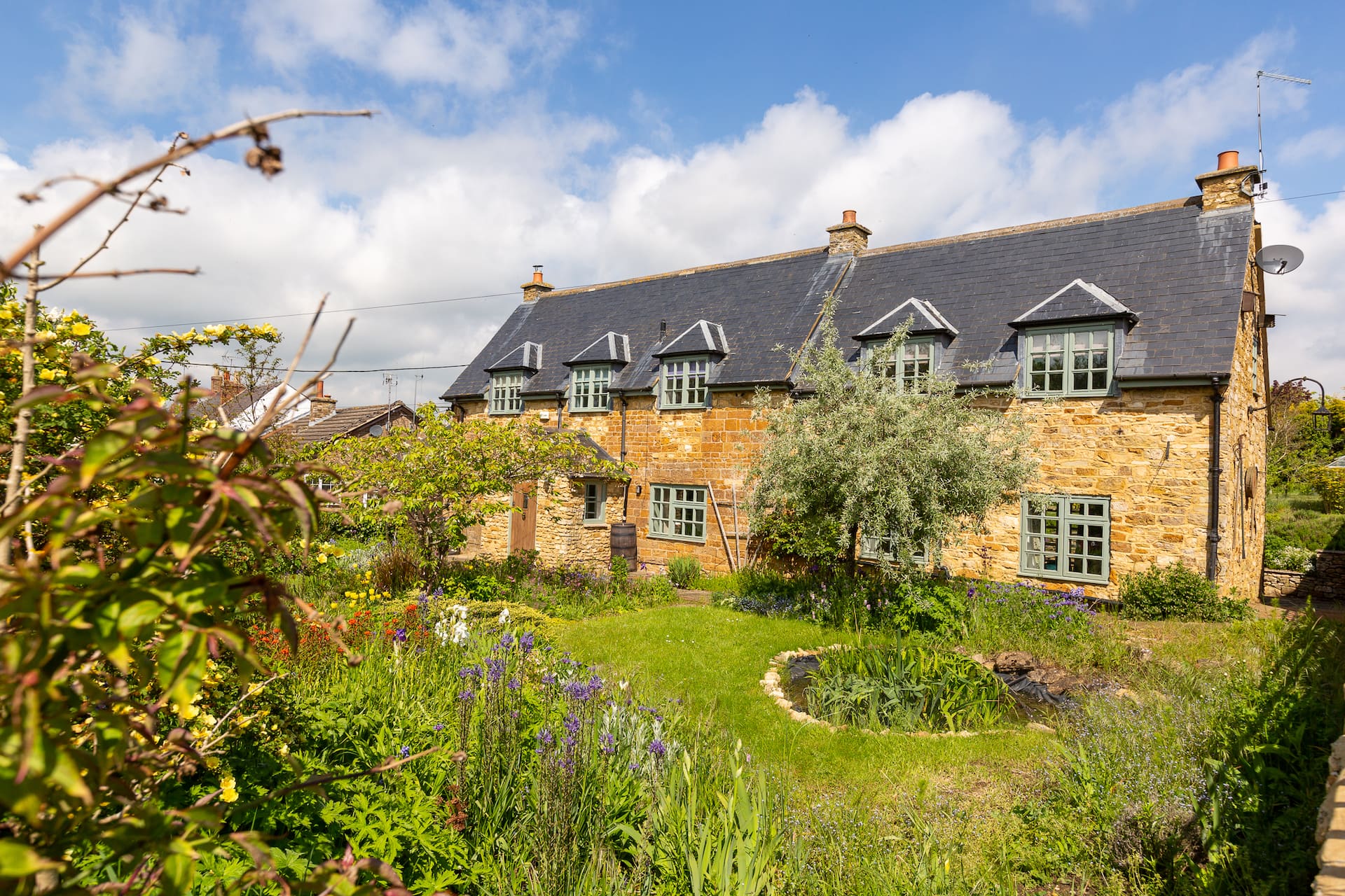 Beautiful, spacious 4-bed home in pretty village