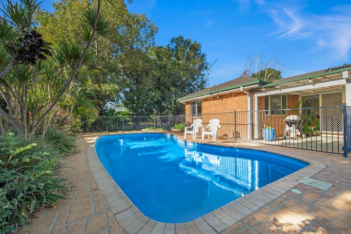 Wattle House - swimming pool, snooker table, BBQ