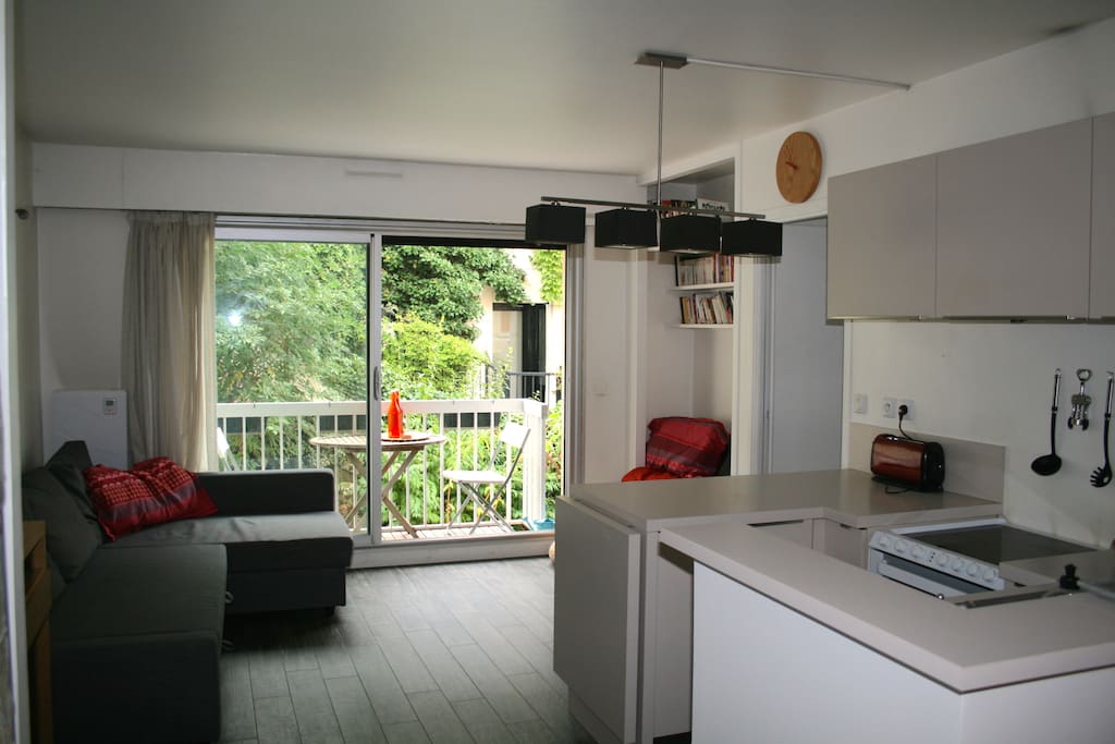 Living-room and kitchen with double sofa-bed, extendable table and dishwasher