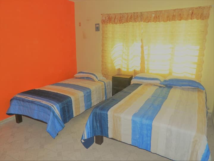 第二卧有三张双人床