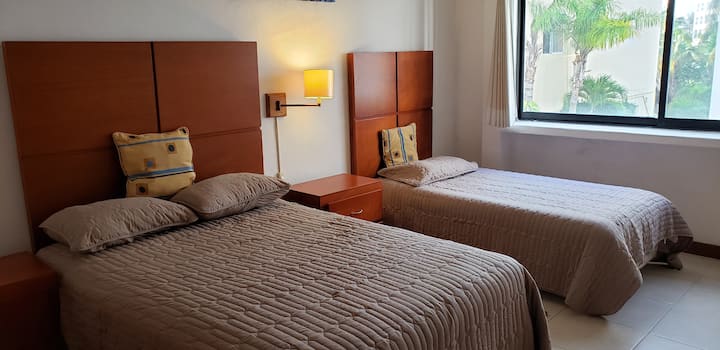 Chumba cha kulala cha 2. Vitanda viwili na kimoja na kabati ya nguo.