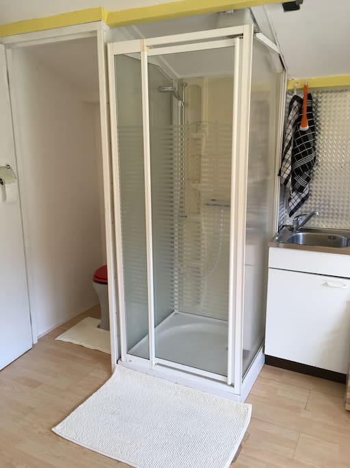 Eigen douche, toilet en kitchenette