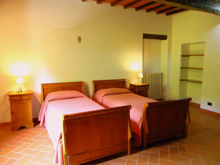 Спална соба бр. 2 на првиот кат со два единечни кревета на приземје и три единечни кревета на горниот кат