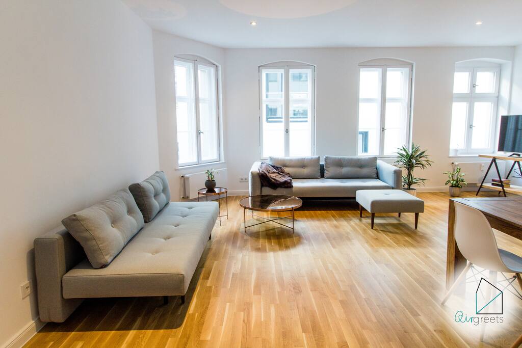 The large and stylish sofas invite you to relax in the evening.