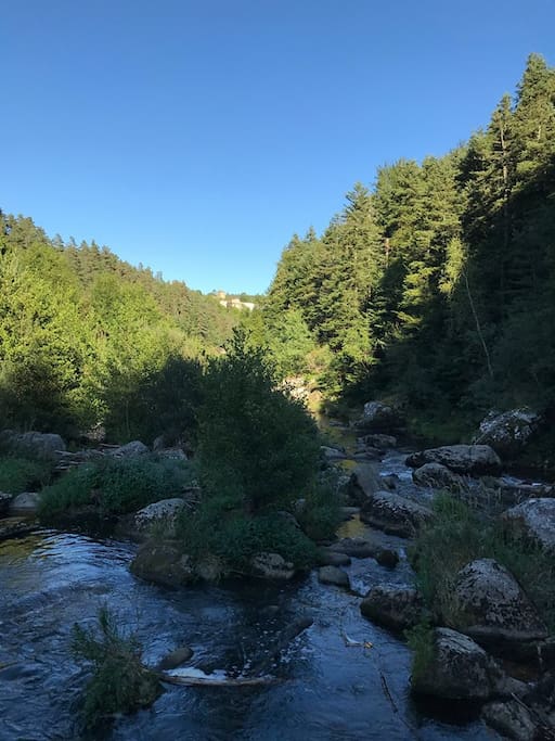 Rivière à proximité avec possibilité de se baigner ..endroit calme et reposant