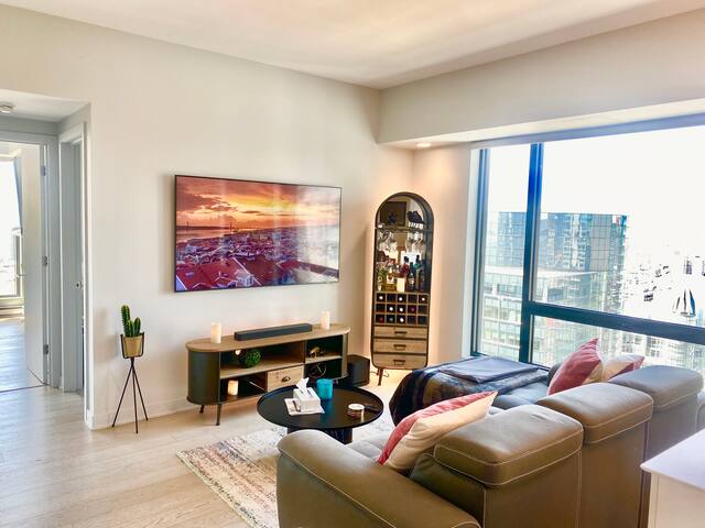 Luxury Downtown Apartment w/ parking and amenities gallery image 3