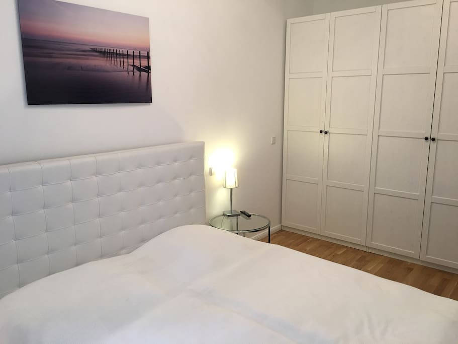 Schlafzimmer (Doppelbett 180x200 cm, Schrank)