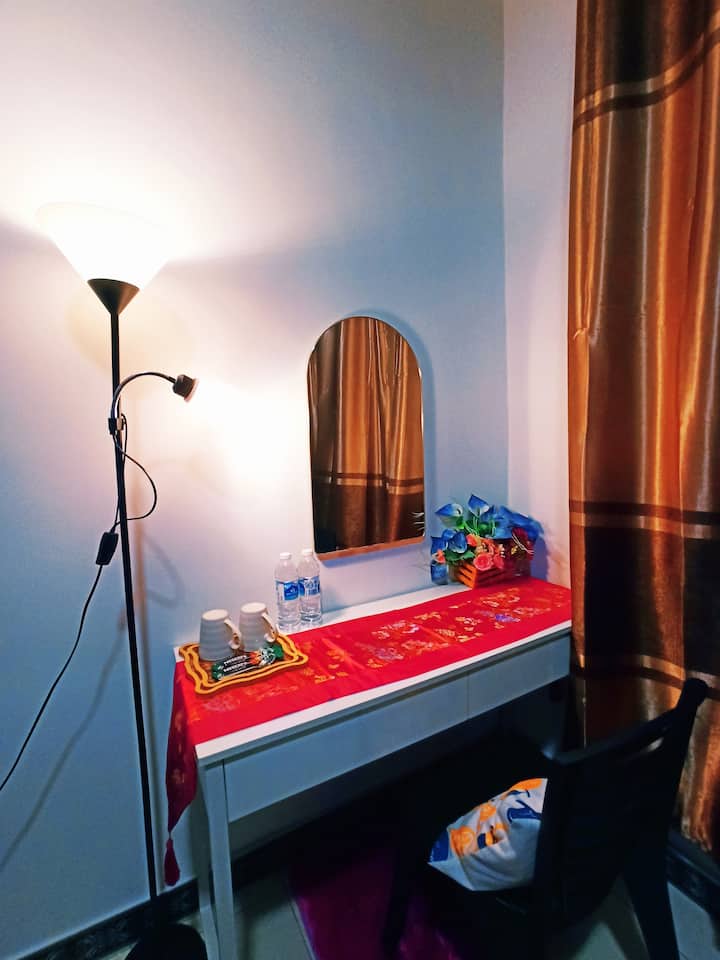 Udoban, miran i zabavan britanski dizajn interijera u Ujedinjenoj Kraljevini s prekrasnim ogledalom, svjetlima, stolom, stolicom i svim novim namještajem u ovoj NOVOJ spavaćoj sobi Jennifer MAMA Guesthouse  Rawang Selangor Malezija 